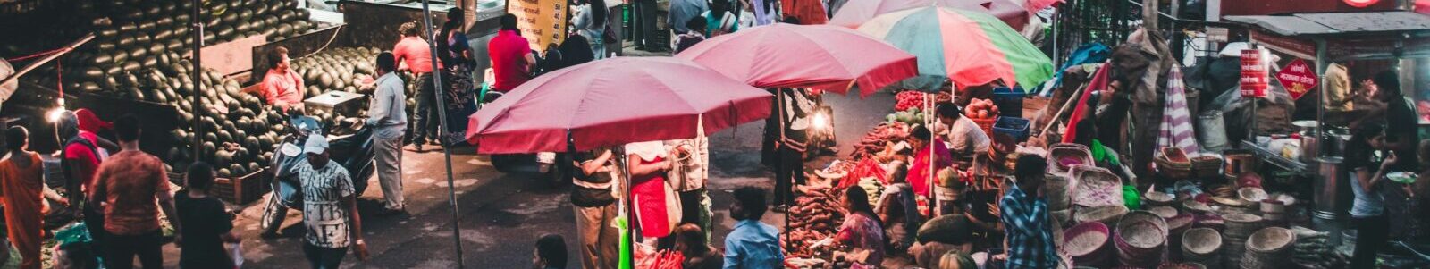 Outdoor market in Mandai, Pune. Photo by Atharva Tulsi